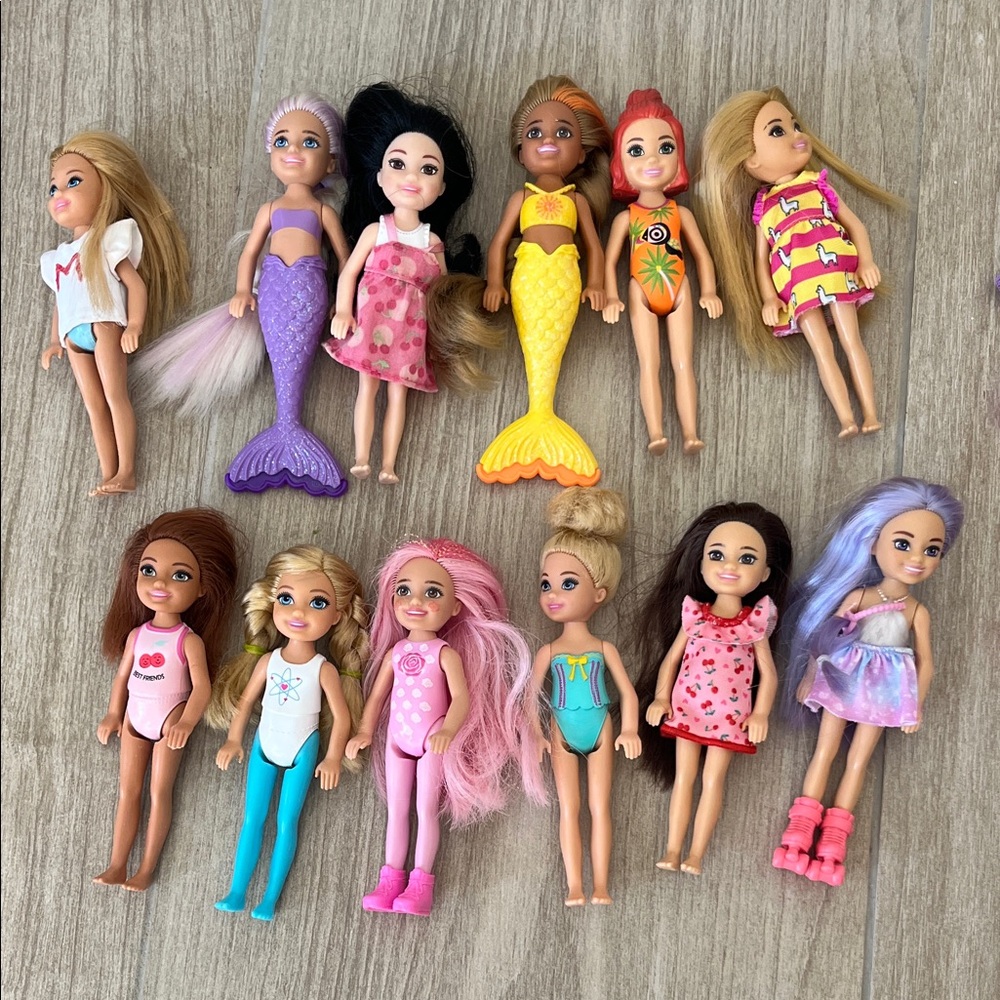 Lot 12 Barbie Chelsea dolls + accessories